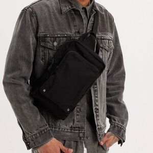Levi’s black zip swing bag